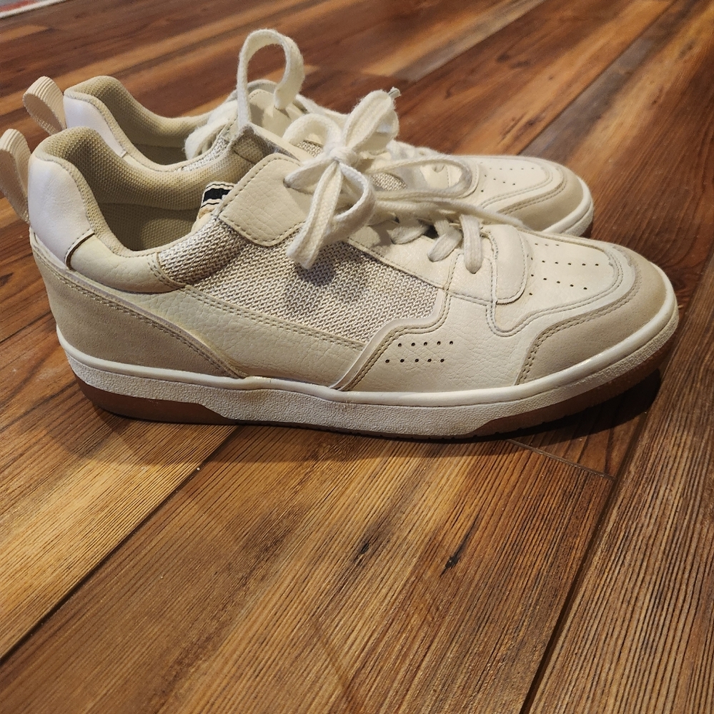 ShuShop Neutral Low Top Sneaker. Size 9